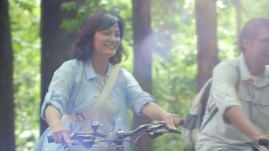 家庭氛围放松心情山间骑马游玩