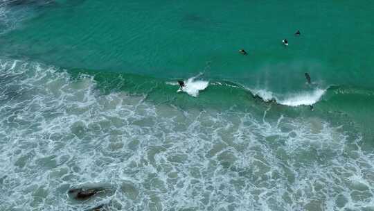 西澳大利亚玛格丽特河红门海滩冲浪者的鸟瞰