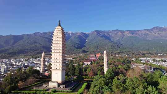 冬季云南大理古城崇圣寺三塔日出清晨航拍