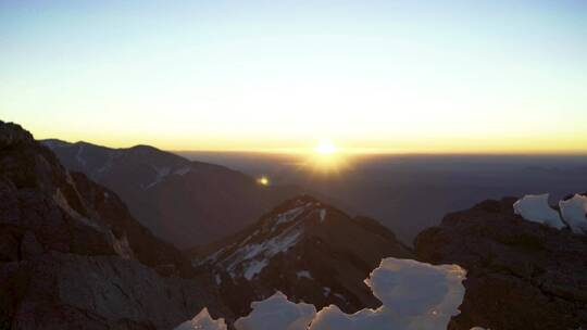 日落时山顶的冰的特写镜头视频素材模板下载