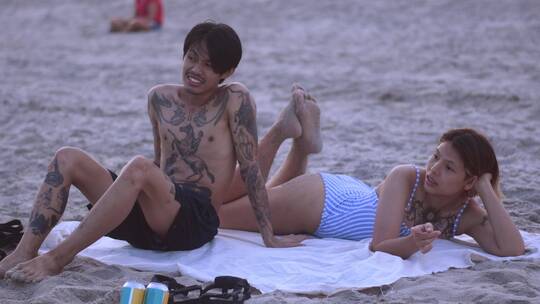 一对情侣在沙滩上放松聊天视频素材模板下载