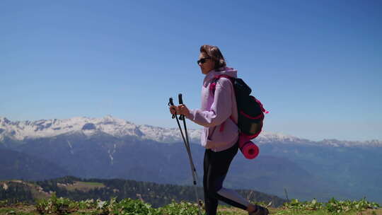 在山区徒步旅行的女孩旅行者