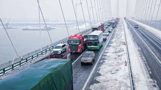 湖南岳阳许广高速荆岳高架桥冰灾堵车