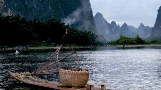 漓江烟火和鸬鹚竹筏的场景