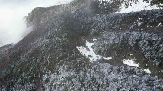 4K冬季下雪积雪后的山峰眺望云海航拍视频