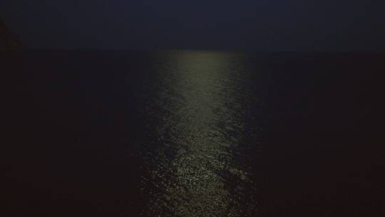 晚上海面的月光