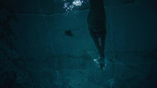 运动员潜入水中视频素材模板下载