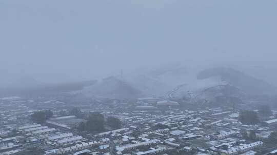 航拍风雪交加的山村