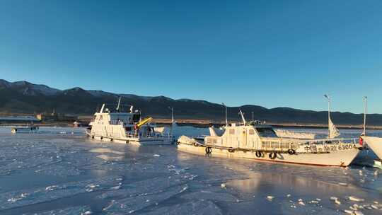 青海海南青海湖船只冰面蓝天航拍视频