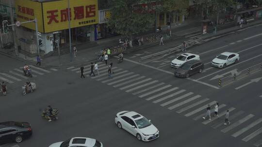 十字路口马路人流车流