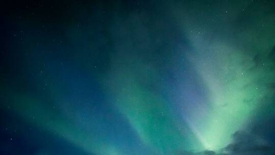 夜空中蓝绿相间的北极光