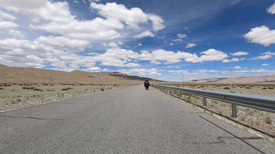 西藏阿里无人区公路行驶车拍摩托车
