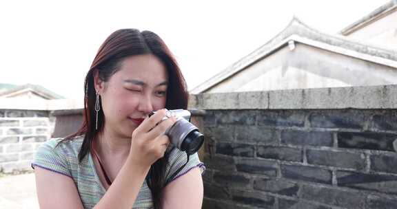 女性 亚洲女性 拍摄 记录 旅行 游玩 相机