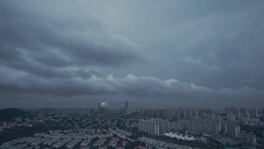 城市暴风雨来临天空乌云密布乌云延时视频