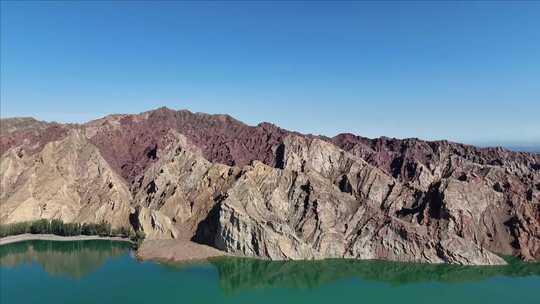 碧水映衬下的多彩山峰壮丽景色