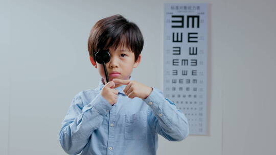 小男孩测视力视频素材模板下载