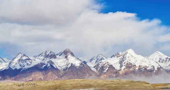 新疆的雪域高原美景