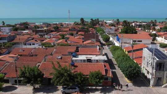 无人机飞越巴西北里奥格兰德加林霍斯半岛的村庄房屋。宽天线