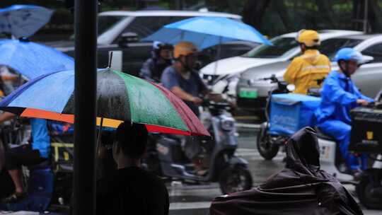 深圳外卖骑手雨天骑行