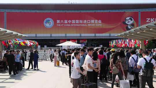 2023第六届中国国际进口博览会人流人群视频素材模板下载