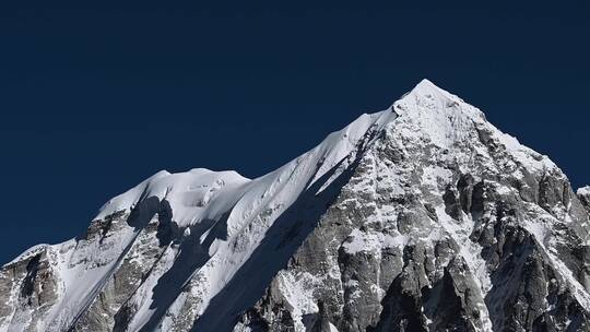 川西蓝天下的雅拉雪山特写