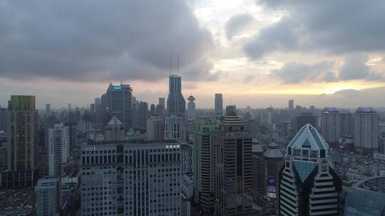 夕阳下的上海建筑群