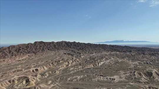 开阔壮丽的山地风光全景