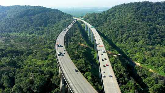 青山之间的公路自然景观