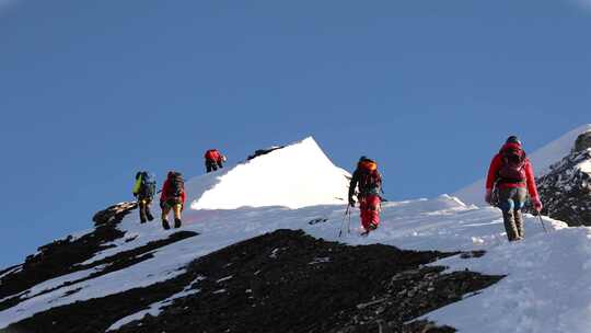 攀登四川岷山山脉主峰雪宝顶雪峰的登山队