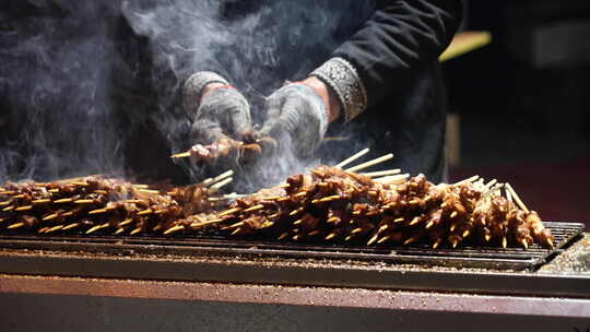 烤串师傅正在烤制大量羊肉串