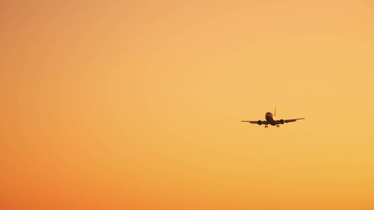 日落时一架大型客机在天空飞行