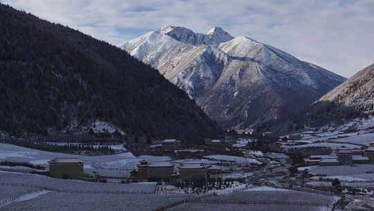 川西航拍雪后的上城子村雪景田园风光