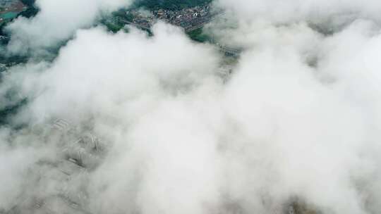 云雾缭绕、城市上空