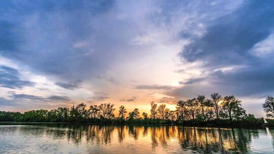 湖边日落夕阳西下云彩延时唯美