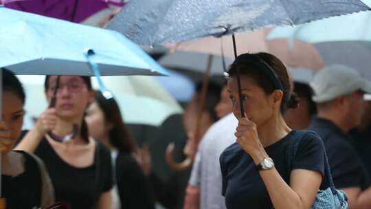 雨中打伞的人们