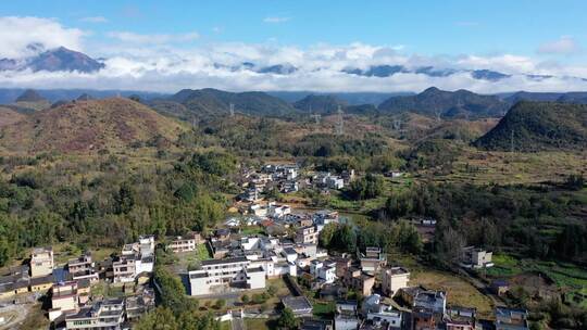 大山环绕的小村庄