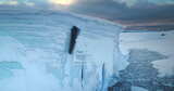 南极洲日落时巨大的冰冻冰川墙高清在线视频素材下载