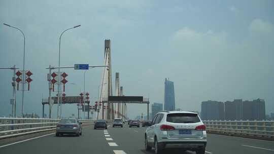 汽车行驶在城市道路车流交通车辆车窗外风景