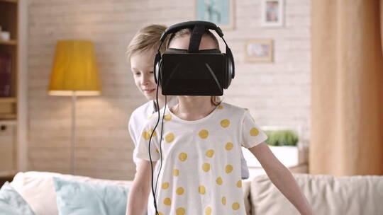 小女孩体验VR眼镜