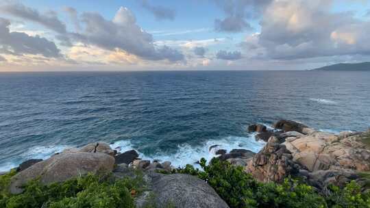 海浪拍打岩石