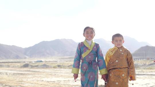 藏族藏区高原雪域妇女儿童快乐笑脸幸福藏民视频素材模板下载