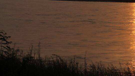 夕阳倒映在黄河上