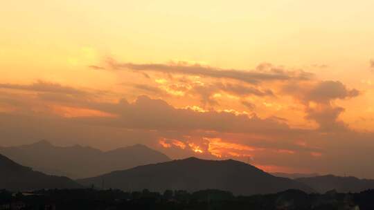 山峰黄昏夜幕降临晚霞橙色天空唯美风景