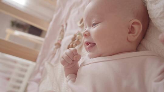 婴儿床里的婴儿视频素材模板下载