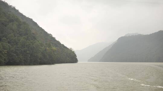 乘坐游船看到的浙江建德七里扬帆景区