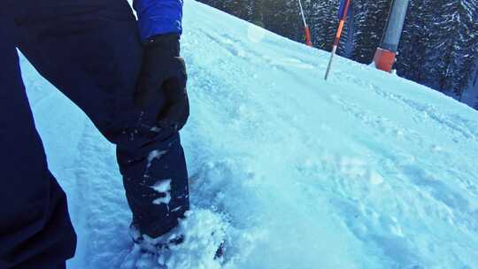 男性滑雪板运动员沿着滑雪道滑行。