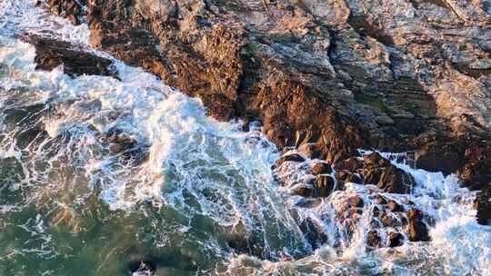 海浪拍打岩石的壮观景象