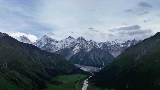 夏塔景区木札特峰昭苏伊犁雪山林场