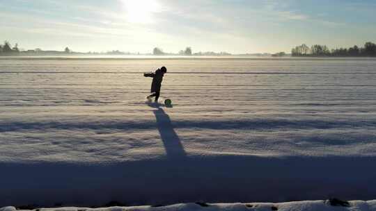 雪地奔跑踢足球脚步路迈向励志坚定梦想