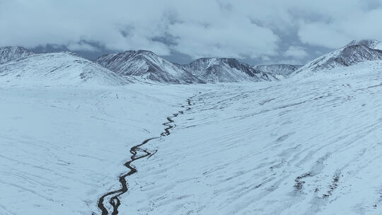 航拍青海雪山与登山的道路